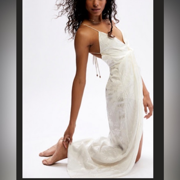 White gown - Picture 1 of 7